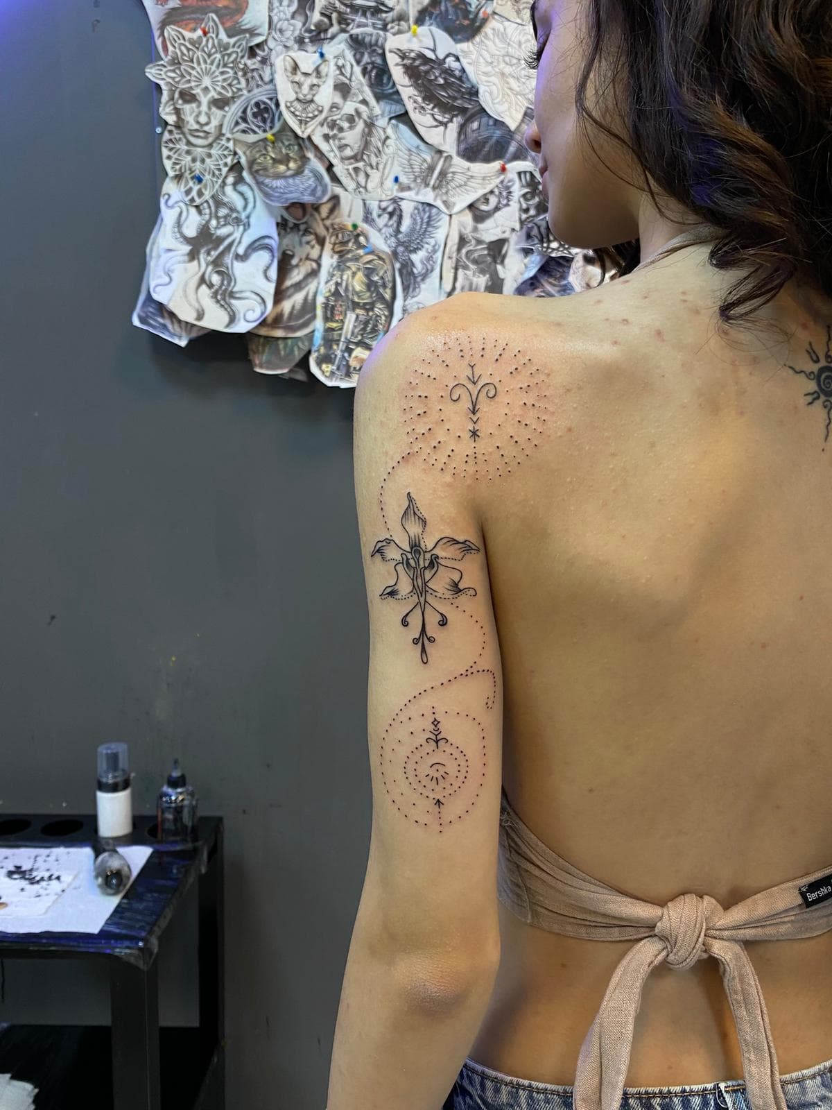 Omuz ve üst kolda ince çizgi noktalama (dotwork) süsleme deseni — Ersin Tattoo Bakırköy