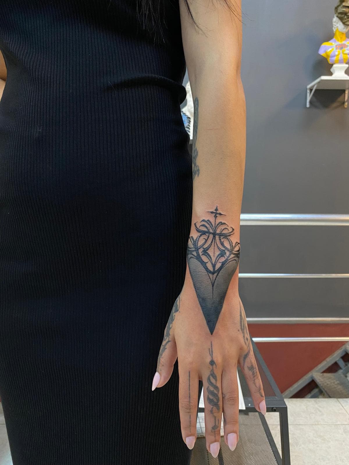 El üstü ve bilekte gotik süslemeli blackwork hançer motifi — Ersin Tattoo Bakırköy