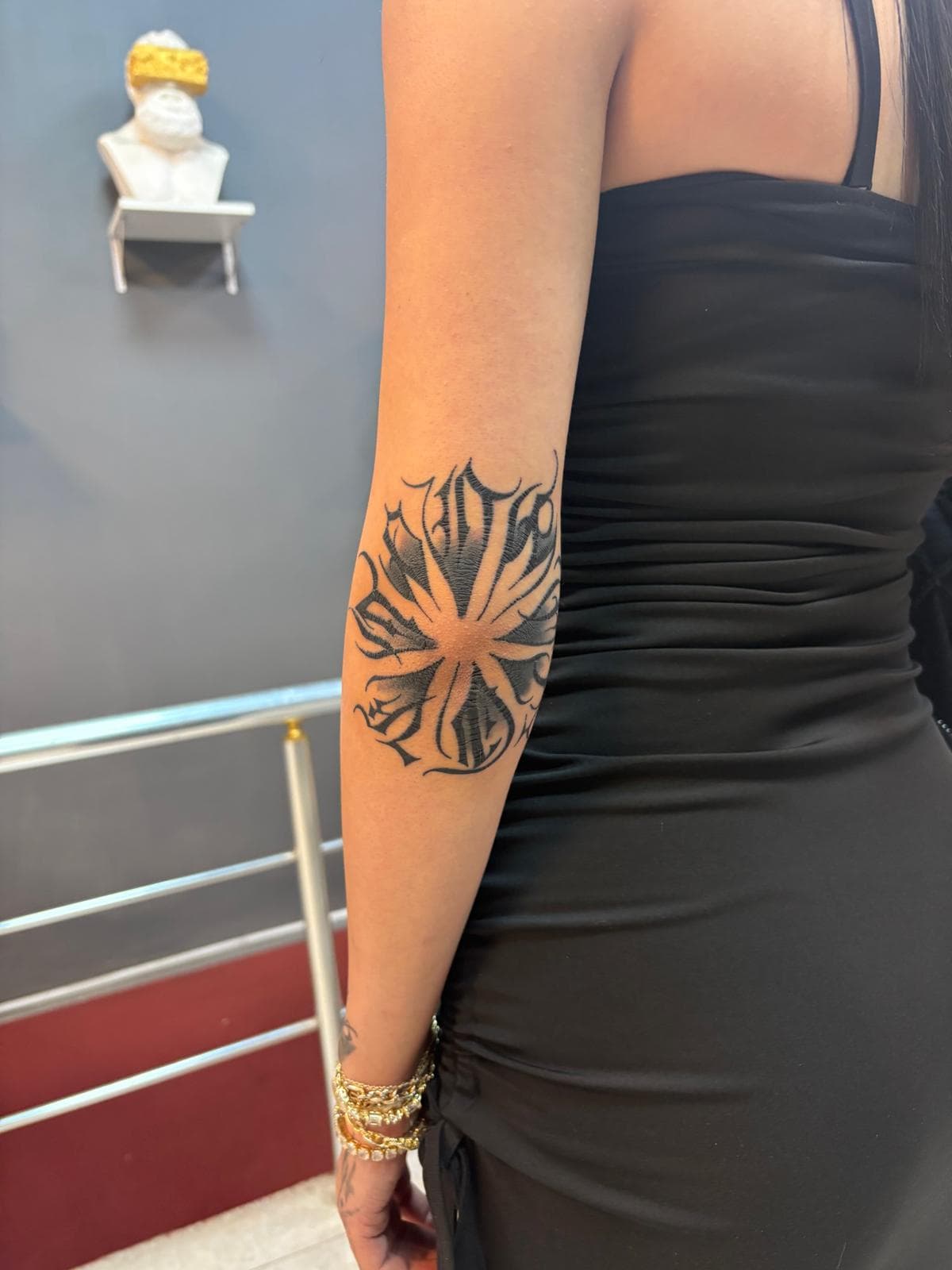 Ön kolda kalın siyah tribal soyut desen — Ersin Tattoo Bakırköy