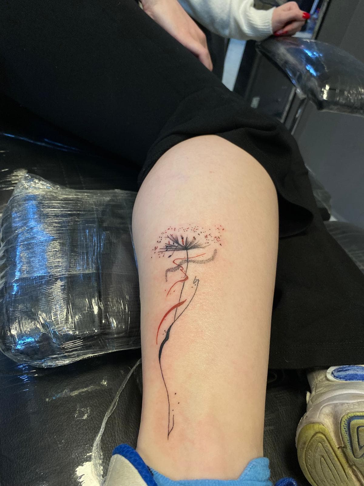 Baldırda kırmızı vurgulu ince çizgi karahindiba dövmesi — Ersin Tattoo Bakırköy