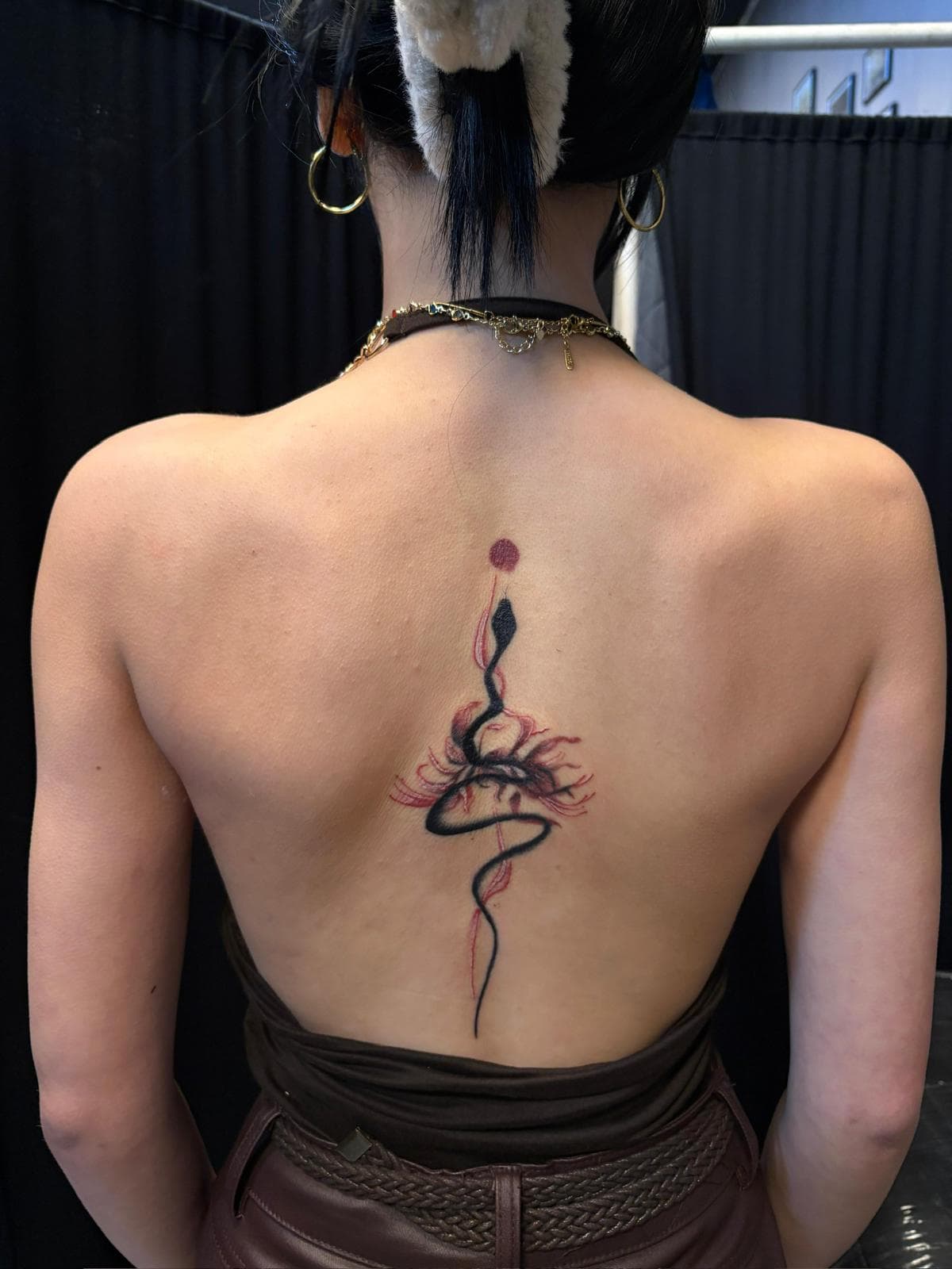 Sırt omurga boyunca kırmızı ve siyah soyut çiçek çalışması — Ersin Tattoo Bakırköy