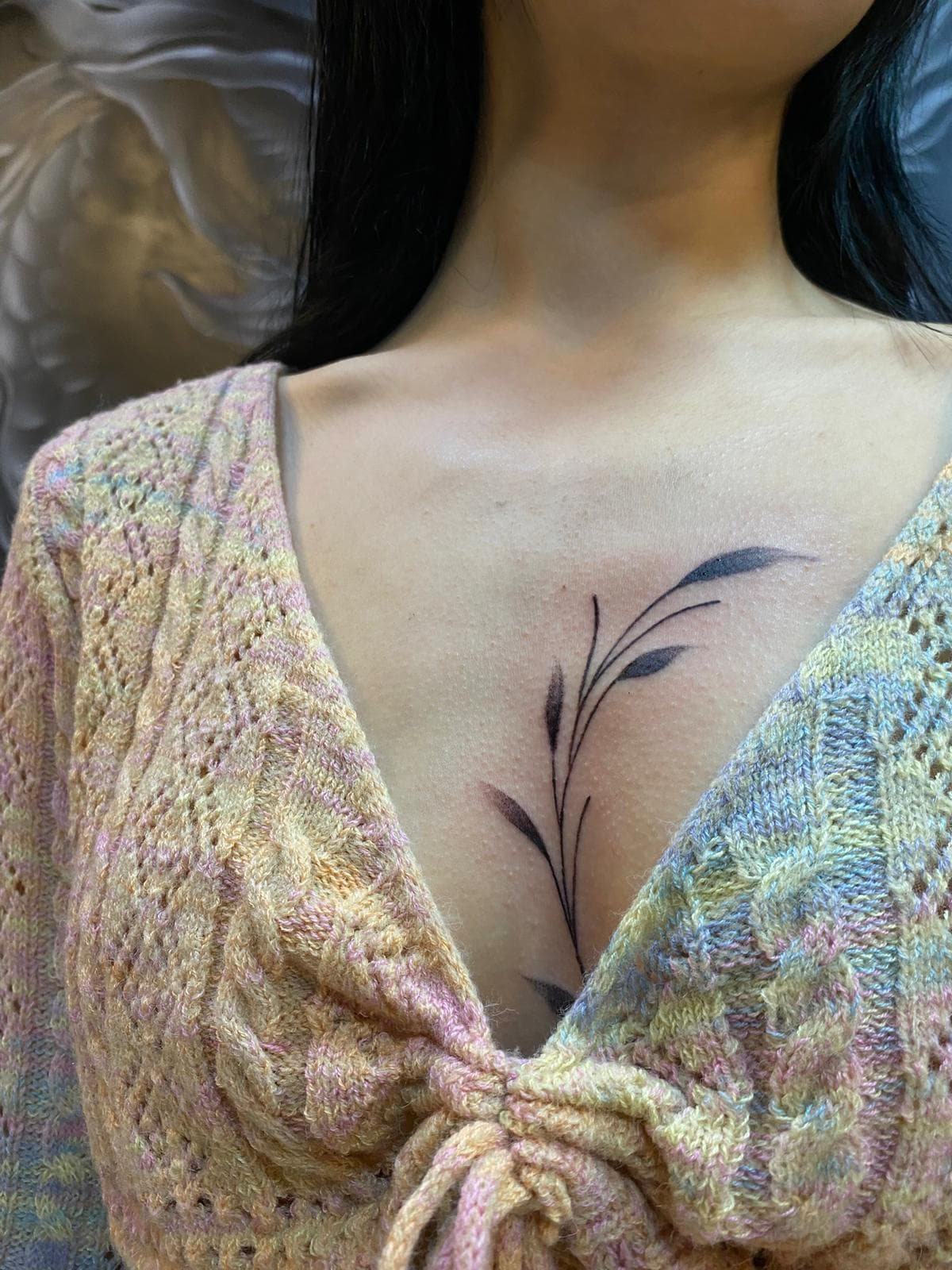 Göğüs ve köprücük kemiğinde ince çizgi botanik dal dövmesi — Ersin Tattoo Bakırköy