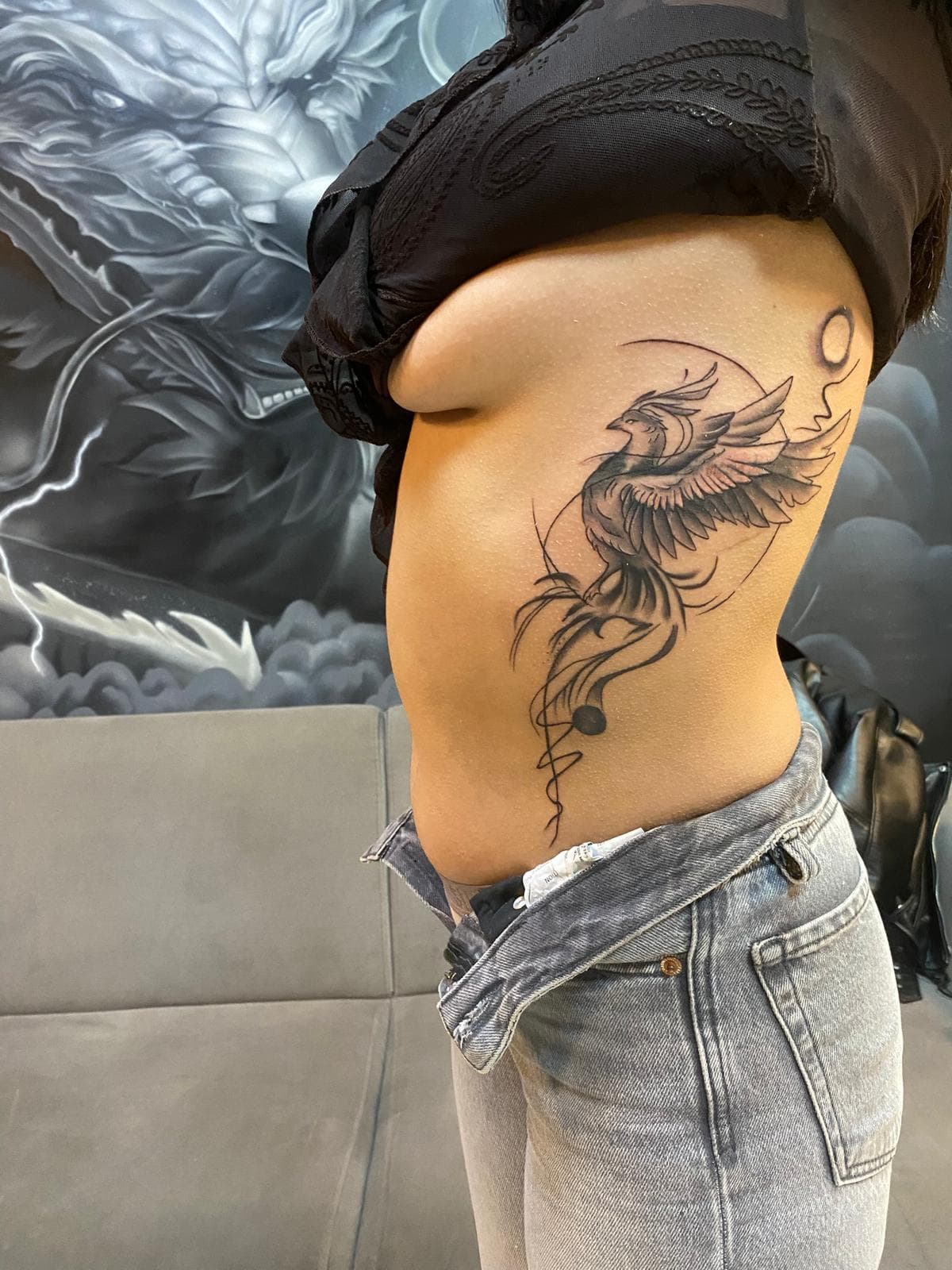 Kaburgada black and grey anka kuşu, ay motifiyle — Ersin Tattoo Bakırköy