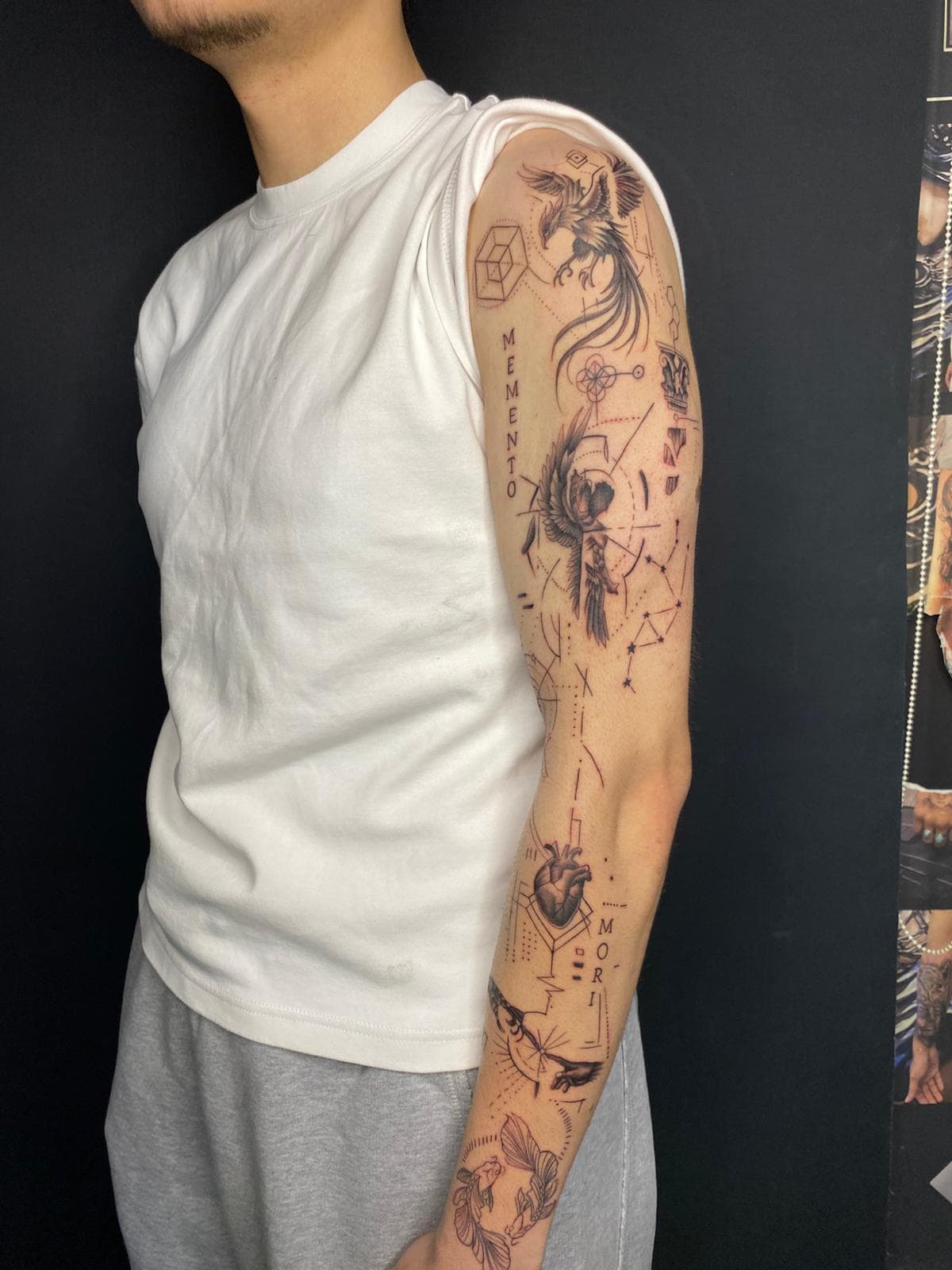 Tam kol ince çizgi sleeve: anka, melek, anatomik kalp, takımyıldızlar ve MEMENTO MORI yazısı — Ersin Tattoo Bakırköy
