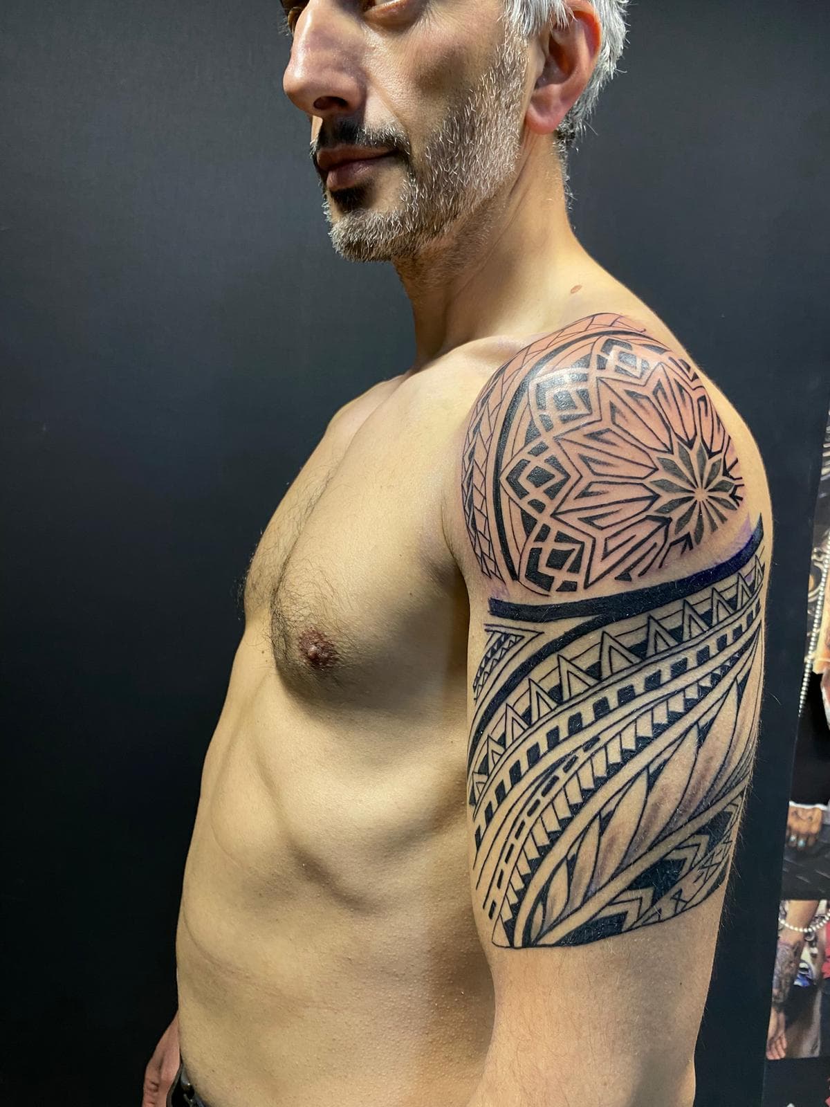 Omuz ve üst kolda Polinezya tribal yarım kol çalışması — Ersin Tattoo Bakırköy