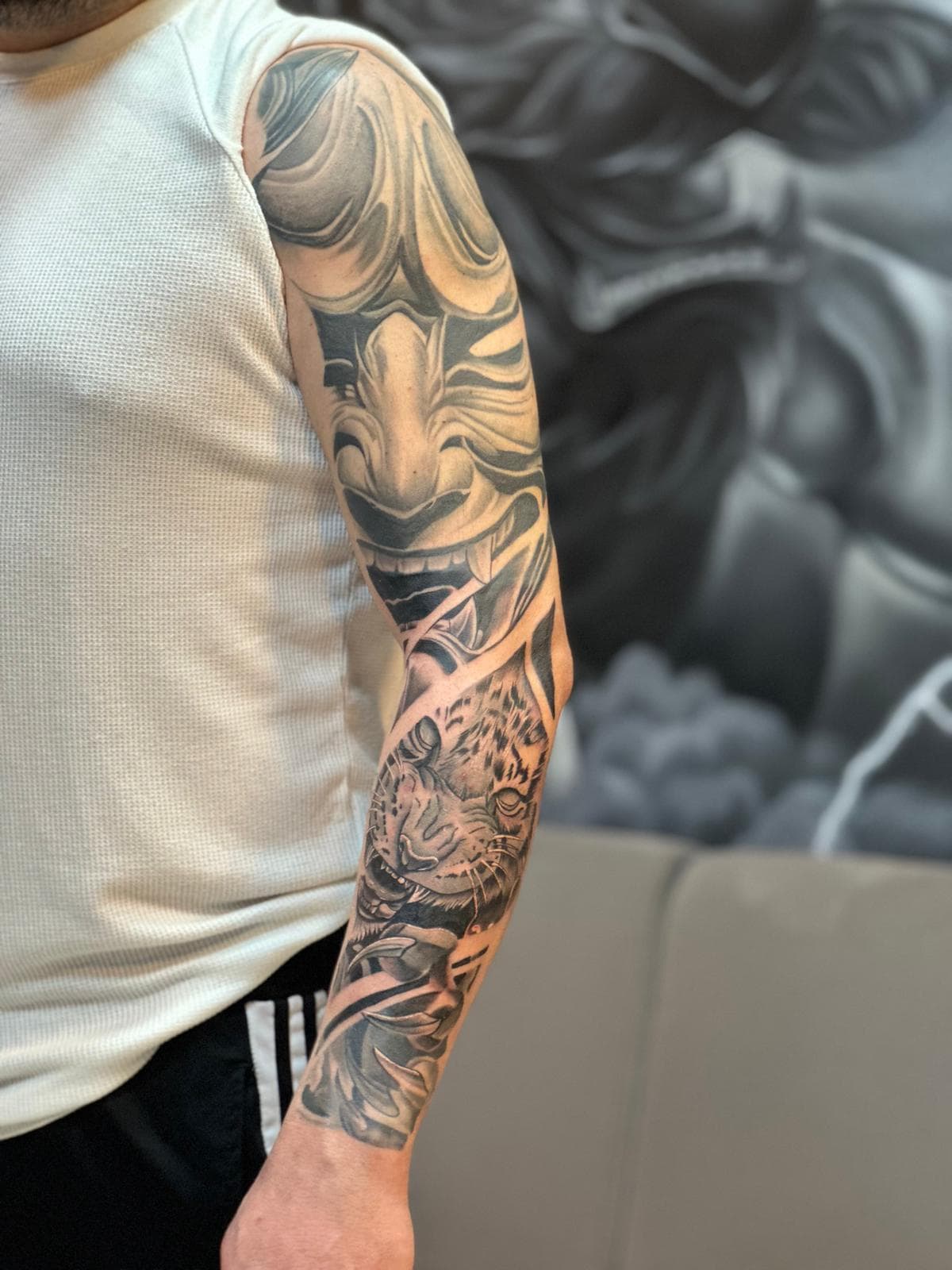 Tam kol black and grey sleeve: hannya maskesi ve kaplan — Ersin Tattoo Bakırköy