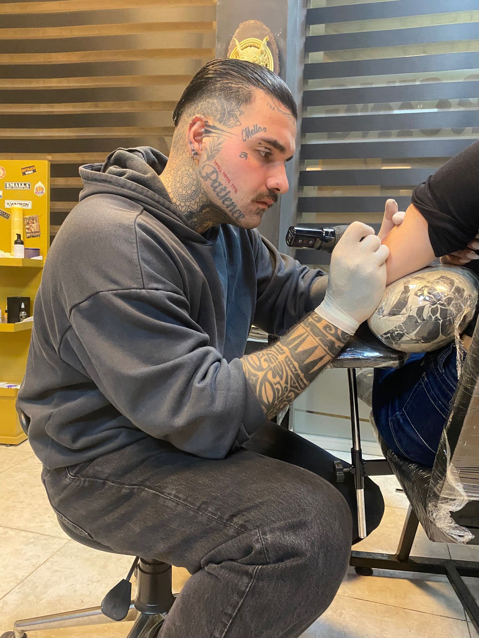 Sanatçı Ersin — Bakırköy Ersin Tattoo stüdyosunda profesyonel dövme uygulaması